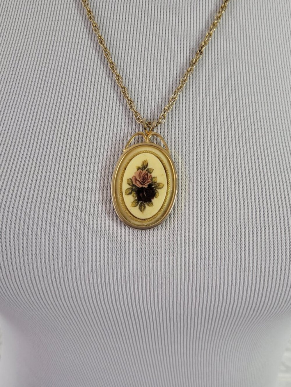 Vintage Gold Tone Floral Rose Cameo Pendant Necklace 24"‎ Chain Retro N14E